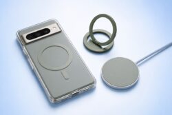 Смартфон с магнитным чехлом, зарядкой и кольцом-подставкой